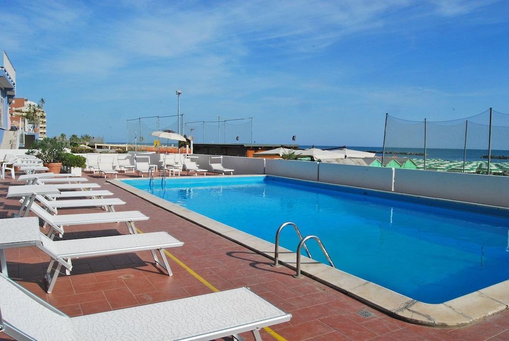 פסארו Hotel Embassy מראה חיצוני תמונה