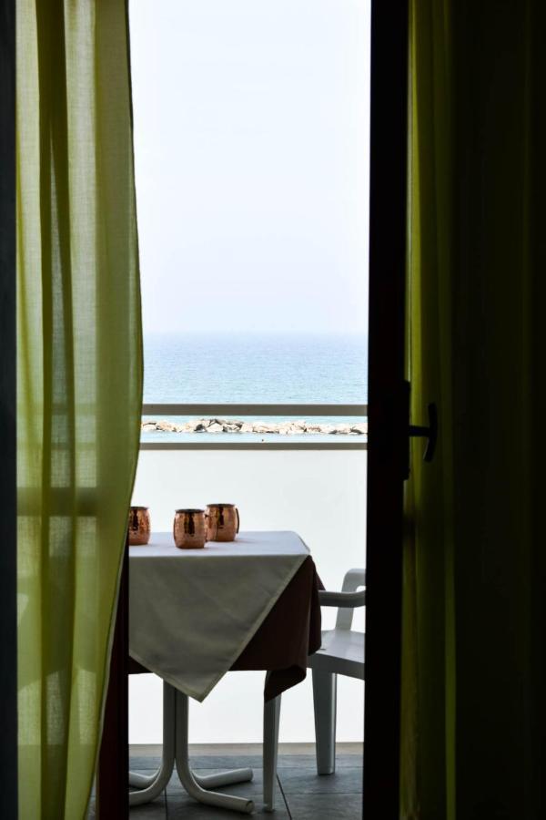 פסארו Hotel Embassy מראה חיצוני תמונה