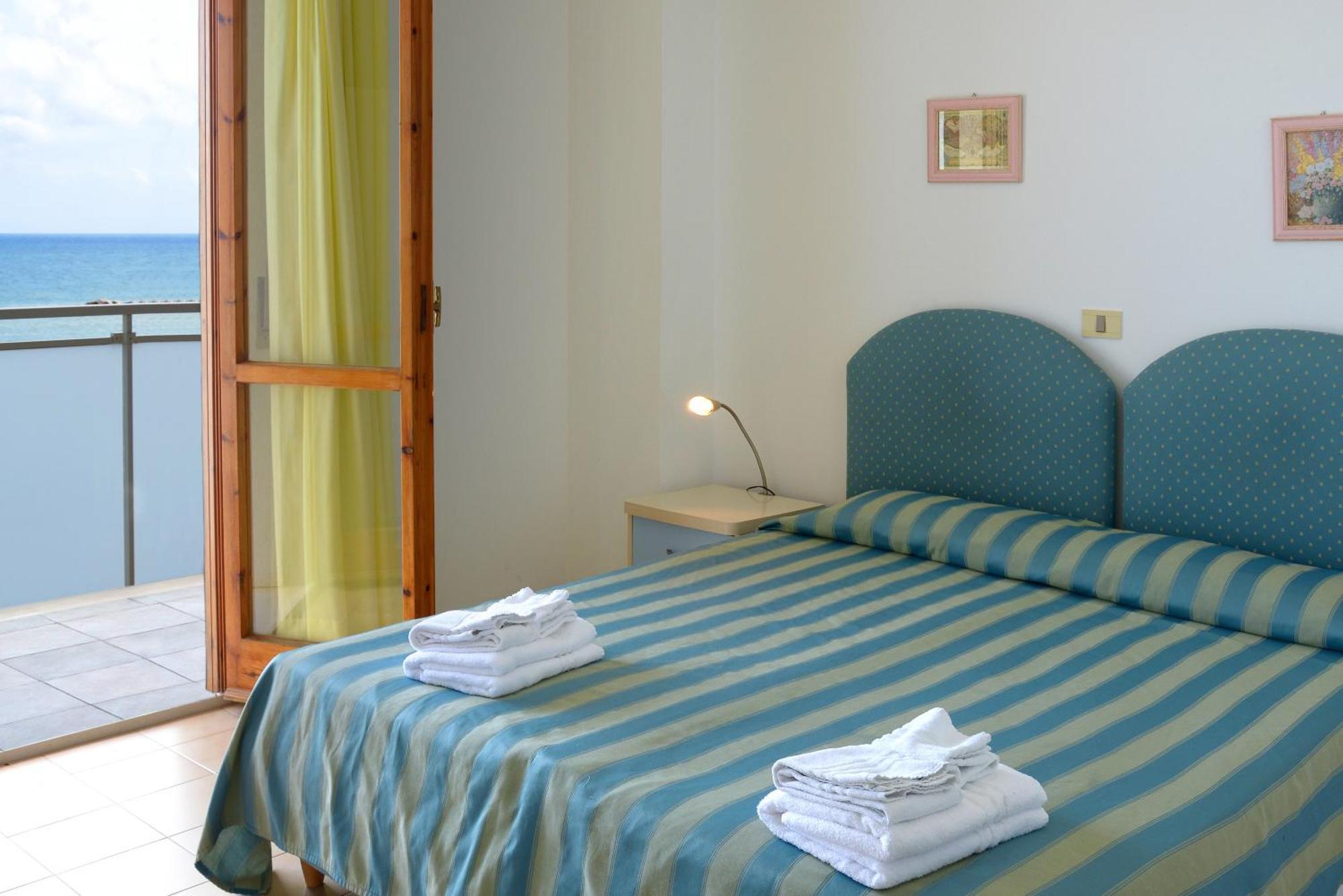 פסארו Hotel Embassy מראה חיצוני תמונה