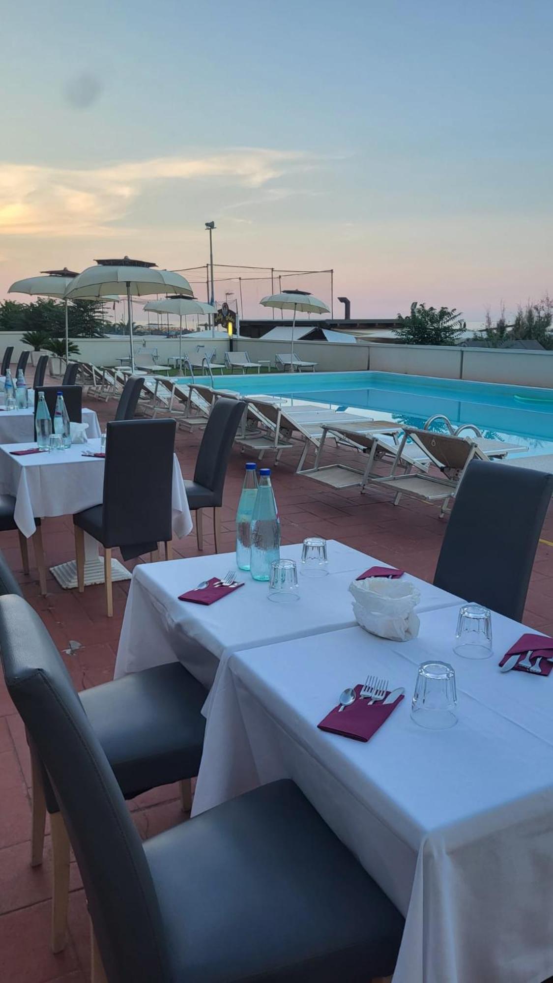 פסארו Hotel Embassy מראה חיצוני תמונה
