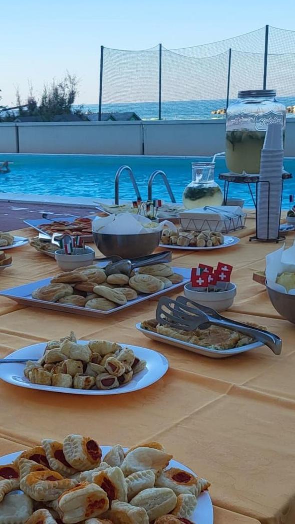 פסארו Hotel Embassy מראה חיצוני תמונה