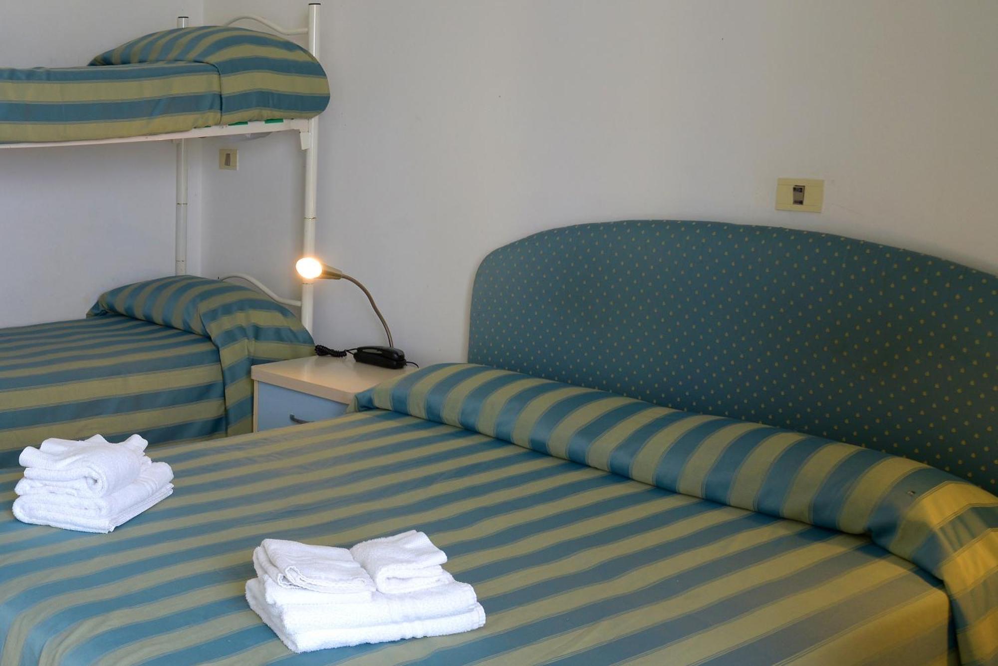 פסארו Hotel Embassy מראה חיצוני תמונה