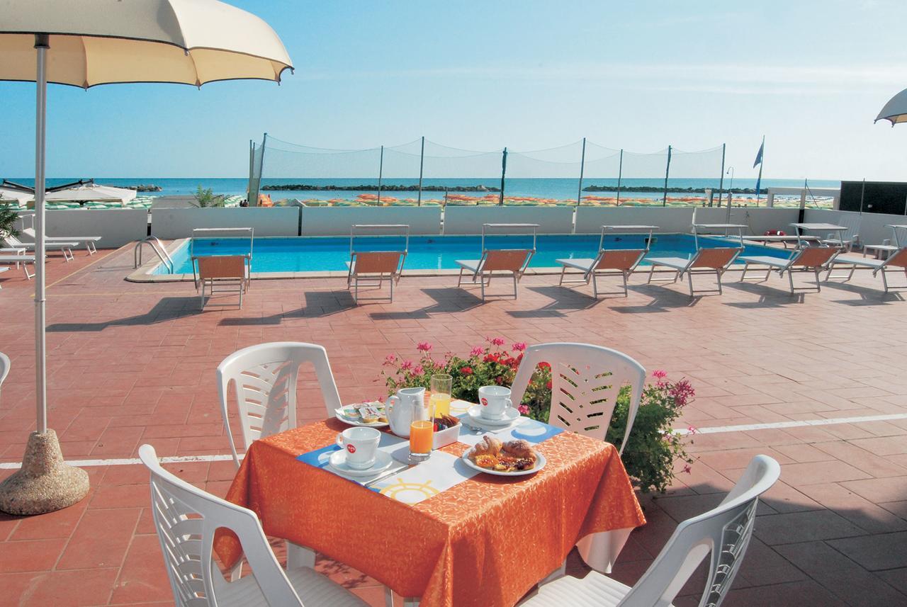 פסארו Hotel Embassy מראה חיצוני תמונה